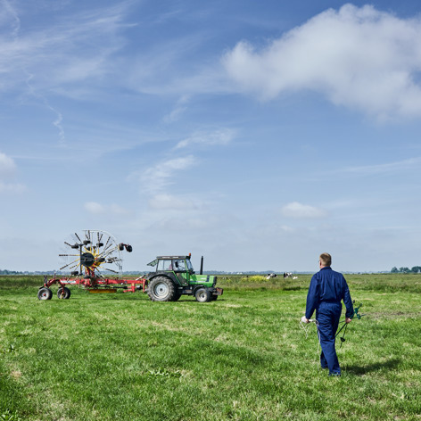 Landbouwgrond met boer en trekker foto door Joni israeli