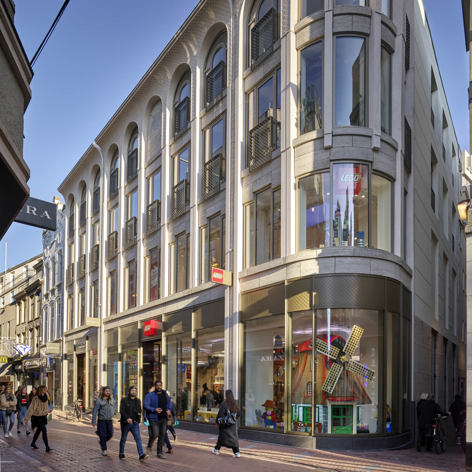 This slide displays Amsterdam Kalverstraat LEGO.