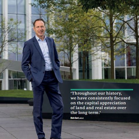 This slide displays interview-dick-gort-a-s-r-real-estate-real-asset-impact-editie-maart-2022.png.