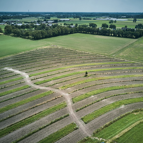 droneshot van landbouwgrond foto door joni israeli