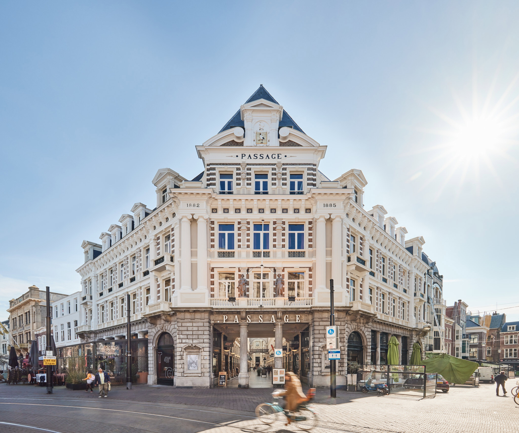 This slide displays De Passage Den Haag.