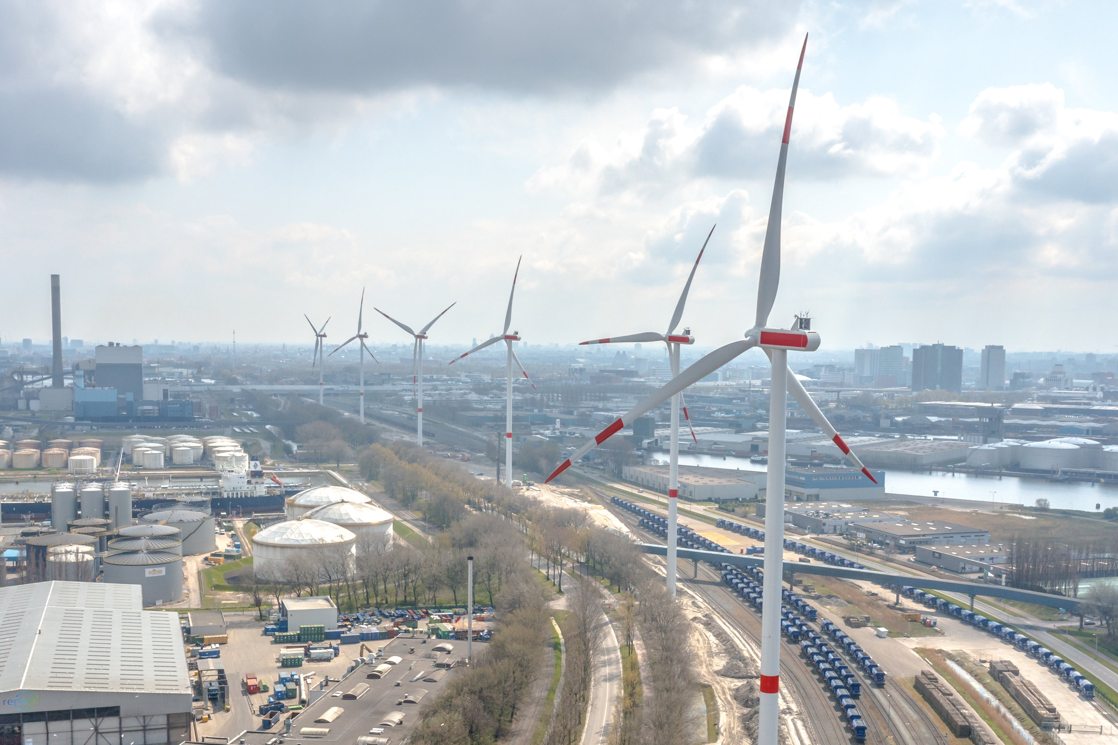 This slide displays Windpark Nieuwe Hemweg_Fotografie Vattenfall.
