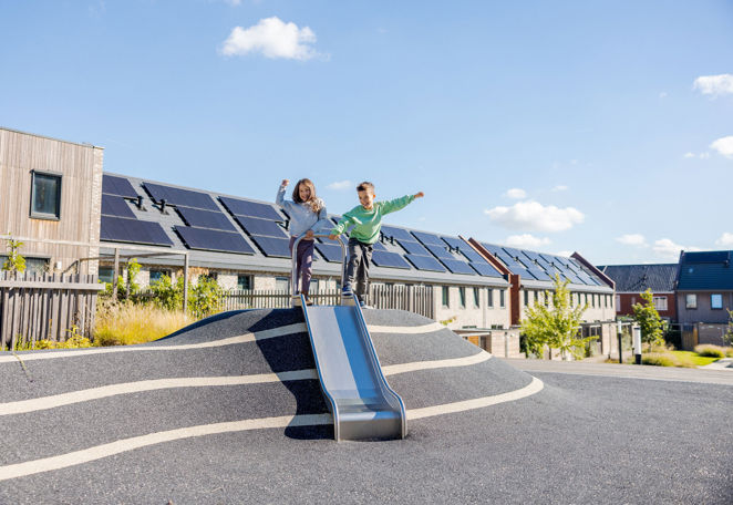 Broer en zus op glijbaan in Laurierkwartier