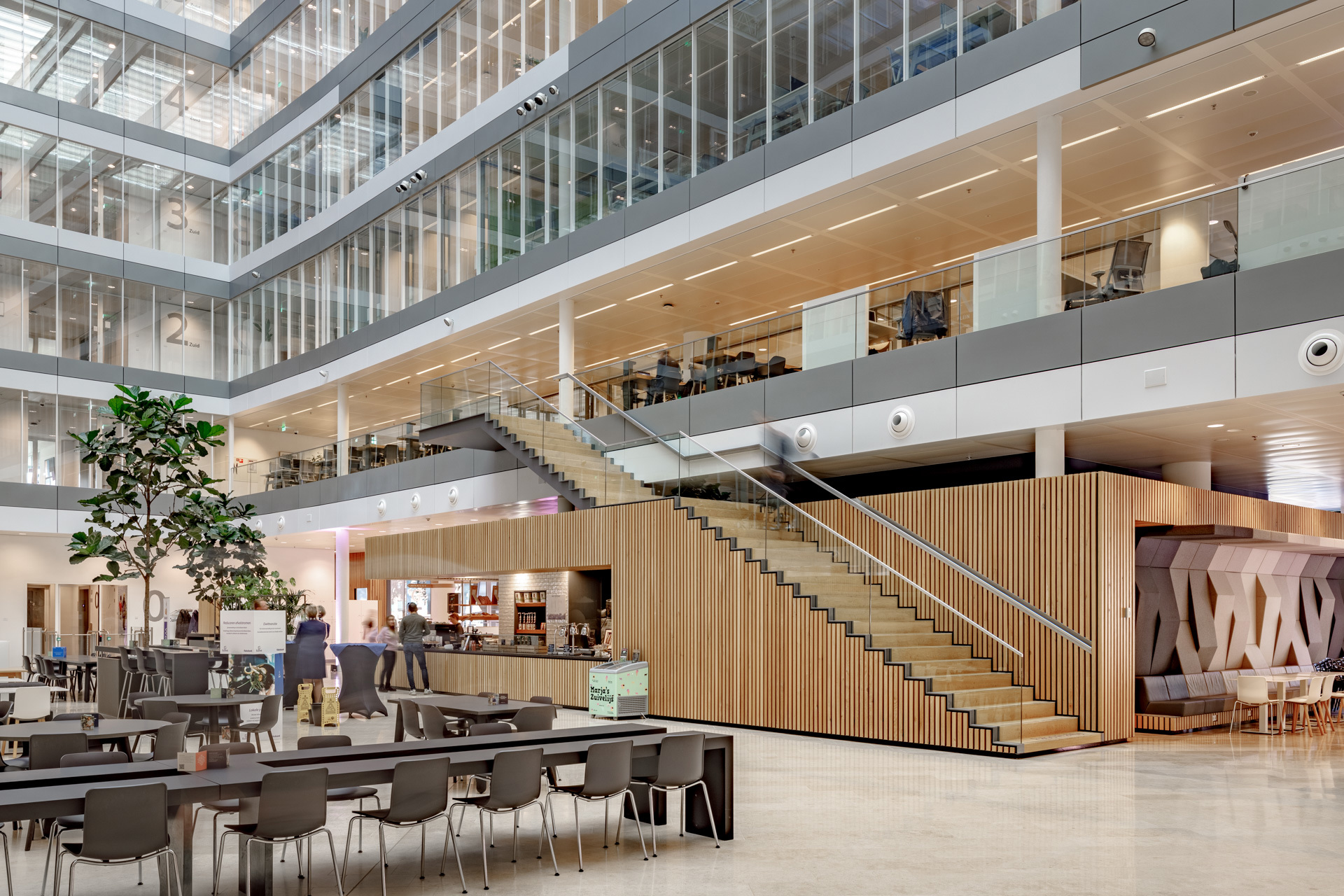 This slide displays Fellenoord kantoorgebouw door JLOUSBERG.